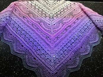 Die Anleitung ist von Red Teapot Atelier. Farbverlaufsgarn ist von Hobbi. Kam als Geschenk gut an.