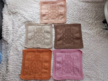 Eine sehr schöne und verständliche Anleitung. Super netter Kontakt. Ein süchtig machendes Projekt. Im Urlaub trotz tollem Wetter und jeden Tag unterwegs habe ich fünf Stück geschafft. Nur noch waschen und in Form bringen. Vielen Dank für die tolle Anleitung.