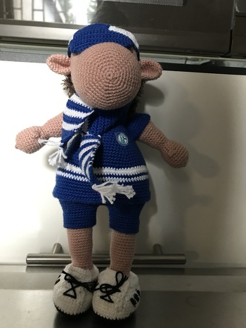 Witziges Projekt! Das Vereinslogo hab ich einfach ausgeschnitten, laminiert und aufgeklebt und einen Fan sehr glücklich gemacht ☺️