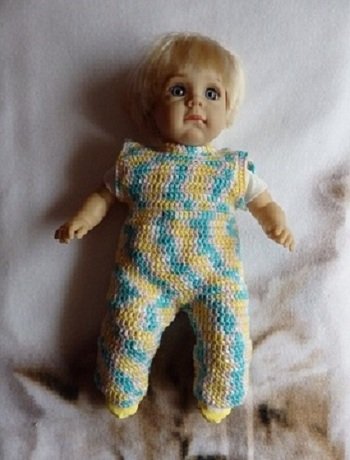 Das ist mein Timmi, neu bei uns eingezogen. Den Anzug habe ich aus einem Rest gehäkelt. Für Ärmel war leider nicht genug Wolle da.