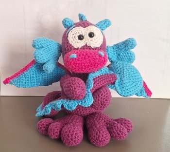 So niedlich. Er hat jetzt den Platz als Schreibtischwächter gefunden an meinem Büroarbeitsplatz.