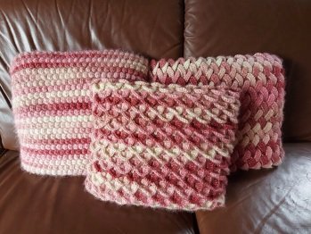 Kissen aus der Pelzigen Glitzertorte, erhältlich im Action.
Ein Video zur Entstehungsgeschichte der Kissen findet ihr hier:
https://pin.it/6g6YUGs6b