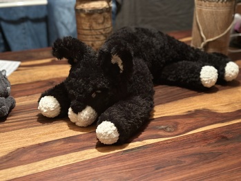 Ich habe einwenig andere Wolle und eine andere Häkelnadelgröße verwendet. Dazu muss man sagen das ich zu dem Zeitpunkt gerade mal seit 6 Monaten das häkeln für mich entdeckt habe.. 🤗
Daher kann ich nur sagen, das ich die Anleitung TOP finde und es mir leicht gefallen ist sie zu verstehen.. Die Katze ist 48cm (ohne Schwanz gerechnet) groß geworden.. ☺️ ich bin sehr zufrieden mit dem Ergebnis! 🥰