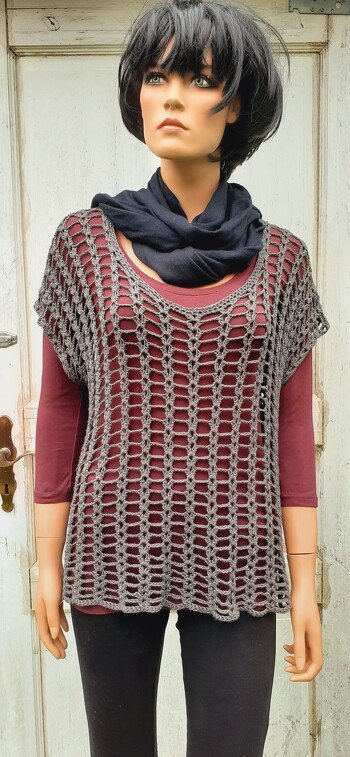 Das Shirt Julina ist ruckzuck gehäkelt und man kann es das ganze Jahr über tragen.