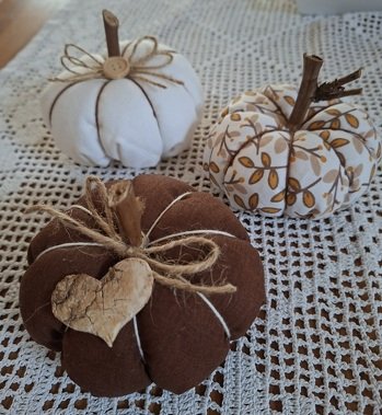...ich habe nochmal kleine Kürbisse genäht.
🎃🥰🍁
