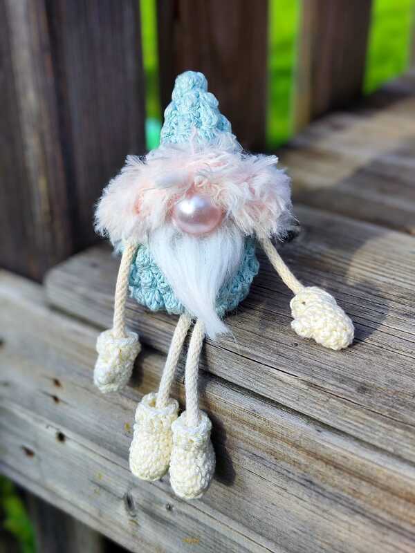 kleiner Wichtel mit Baumelbeinen zum Hängen oder Stellen Herbst Winter