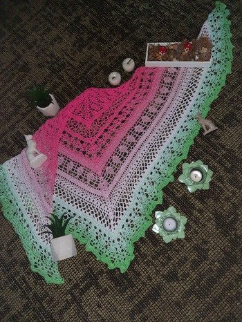 Das Tuch zu häkeln hat wahnsinnig Spaß gemacht! Ich war innerhalb weniger Tagw damit fertig, einmal, weil die Anleitung so verständlich und abwechslungsreich war und einmal, weil der Farbverlauf der Bobbel mir sehr viel Freude gebracht hat. Und das Endergebnis ist wunderschön.