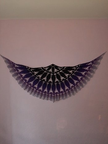 Das wunderschöne Halbrund-Tuch habe ich extra in meinen Lieblingsfarben gehäkelt, um es an die Wand hängen zu können. Die Anleitung war super einfach und das Tuch, trotz der Größe, recht schnell gehäkelt. Ich bin gerade dabei, ein zweites zu machen 😊