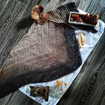 Eine entspannte Anleitung, die man hinterher beinahe ohne immer nach den beschriebenen Reihen zu schauen, gemütlich beim Abendprogramm häkeln kann. Dabei hat das Muster eine so tolle Wirkung.  Ich habe mich auf den ersten Blick total verliebt. Verhäkelt habe ich eine 1000m-Bobbel 😊