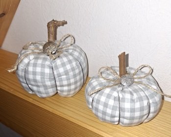 ...passend zur Kürbiszeit 🎃,
...es macht so Spaß, immer wieder diese kleinen Dinger zu nähen. 😅