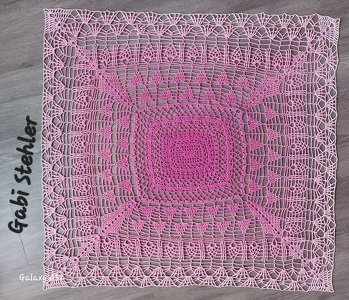 Diese Mitteldecke durfte ich für Angie Design Testhäkeln. Die Al ist sehr gut erklärt.
https://www.crazypatterns.net/de/items/112957/haekelanleitung-rechteckige-mitteldecke-tischdecke-tischtuch