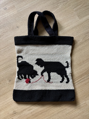 Hat Spaß gemacht die Katzentasche von ruthk zu häkeln. Brauchte allerdings mehr Garn, als angegeben. ( Schwarz 50g mehr und Creme etwa 30 g mehr)