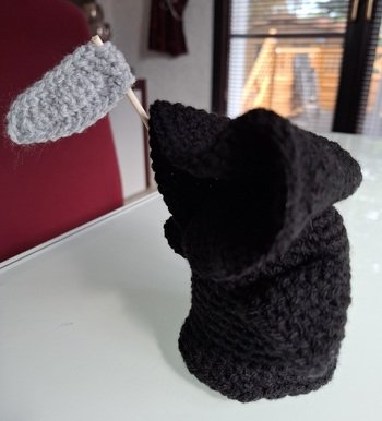 Schwarze Wolle zu verarbeiten war anfangs etwas schwierig. Bei der Sense hab ich mich ein paar mal verhaspelt. Insgesamt aber kann sich das Ergebnis sehen lassen.