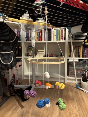 Die Anleitung war toll und die Schäfchen sind super süß geworden! Die werdende Mama hat sich sehr darüber gefreut :) (Aus Zeitgründen habe ich die Füße weggelassen und nur eine Wolke in die Mitte gesetzt, sonst wäre das Mobile nicht rechtzeitig zur Babyparty fertiggeworden.)