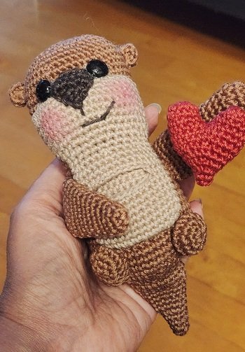 Sehr schöne Anleitung.  Ich konnte ohne Probleme den süßen Otter nacharbeiten.
Allerdings wäre es schön zu wissen in welcher Reihe und Position man die Sicherheitsaugen befestigt muss.    Mir ist es zu spät aufgefallen und der Kopf war fertig und verschlossen. Daher habe ich doch Halbperlen zum Kleben genutzt.