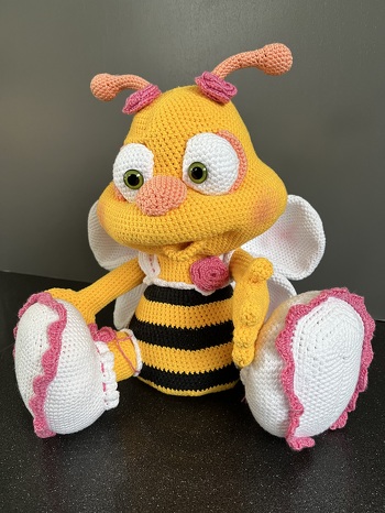Very good description. With hooksize 2,5 the bee mesures about 30cm. Very happy with the result.