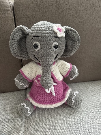 Etwas abgeändert. Beschreibung war sehr gut, hat Spaß gemacht den süßen Elefanten nachzuarbeiten.