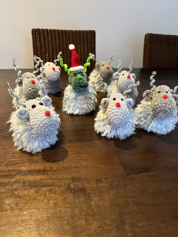 4er Set flauschige Winterfiguren Elf Wichtel Nikolaus Schneemann Elch