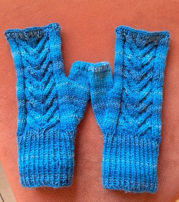 Es hat Spaß gemacht, die Stulpen zu stricken. Ich habe bereits das 2. Paar angefertigt.
Als Tip: als Hilfsnadel für den Zopf habe ich ein ca. 4 cm langes Schaschlikstäbchen genommen. Durch das Holz flutscht die Nadel nicht so leicht heraus.