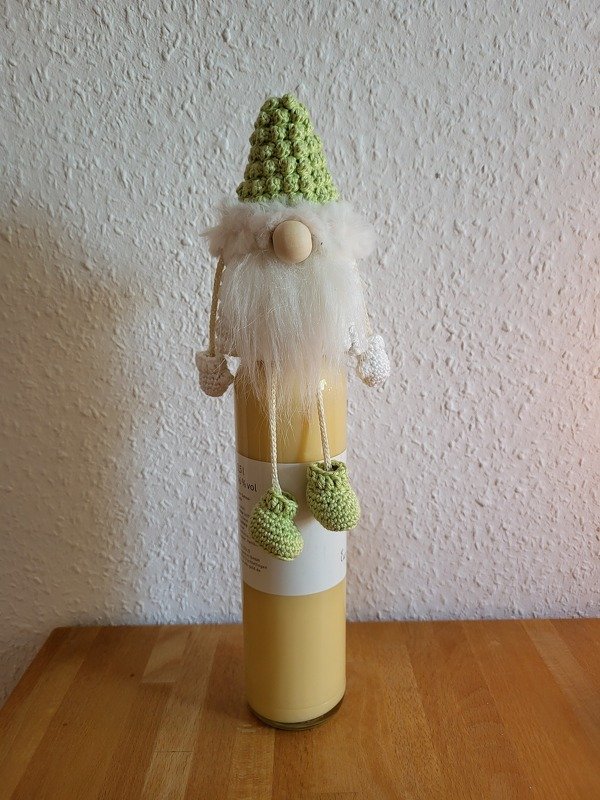 großer Wichtel mit Baumelbeinen als Flaschendeko oder Anhänger