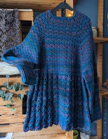 Meine zweite Tunika, dieses Mal mit langen Ärmeln (einfach nur Stäbchen und Bund 2 vordere und 2 hintere Reliefstäbchen im Wechsel) und aus kuschligem Garn. Ich mag diese Anleitung sehr - ganz besonders gefällt mir, dass die Tunika ab dem zweiten Muster A-förmig verläuft.