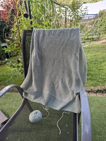 Ich habe diese Decke für meinen Enkel gestrickt denn er liebt Pferde.