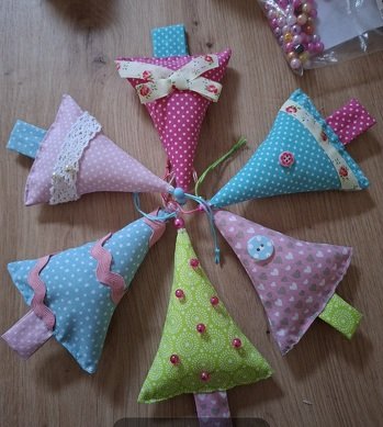 ...süße kleine Bäumchen in Bonbonfarben.
Als Geschenkanhänger oder an einer Schnur aufgehängt zur Deko. 🍥💕🍭🍬