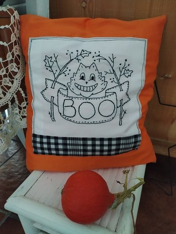 Für Halloween ein neues Kissen. Motiv gestickt, dann mit der Nähmaschine aufgenäht