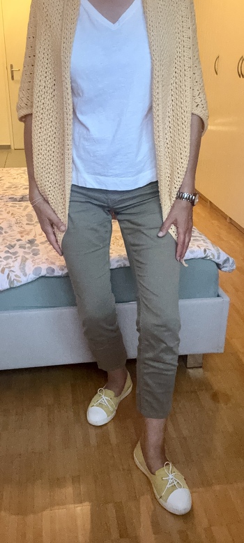 Ich habe den Seelenwärmer mit etwas leichterem Garn (Elastico von Lana Grossa) gehäkelt, damit ich ihn im Büro tragen kann. Hat gut funktioniert, ich habe schon viele Komplimente erhalten.