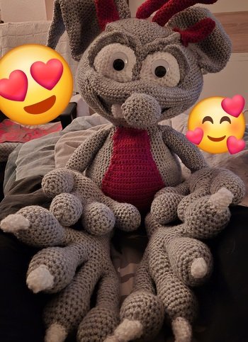 mein süßer ist aber schon ne weile fertig und es hat riesen spaß gemacht ihn endlich zu häkeln.er ist etwas größer als im originalem aber ich mag keine mini Figuren.