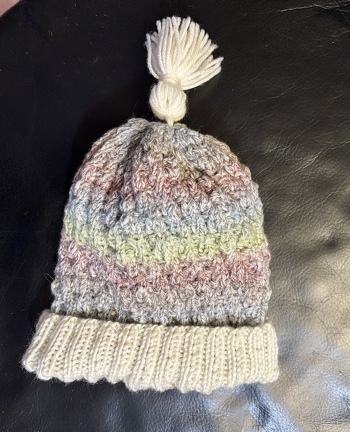 Mütze für meinen dreijährigen Enkel.
Gute Anleitung von Drops: Sea Dream etwas abgeändert.