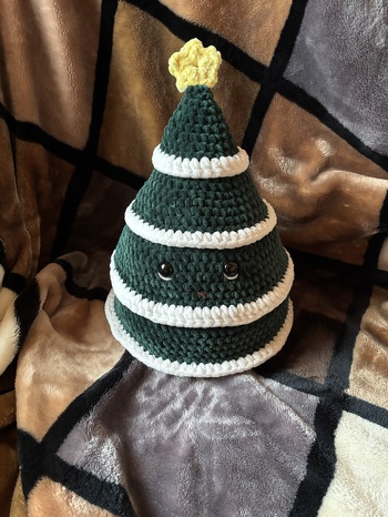 Weihnachtstanne Temmi von Frieda Wollknäuel
Eine super schöne Anleitung, alles ist sehr detailliert beschrieben und bebildert. Man kann Temmi sehr einfach nachhäkeln.