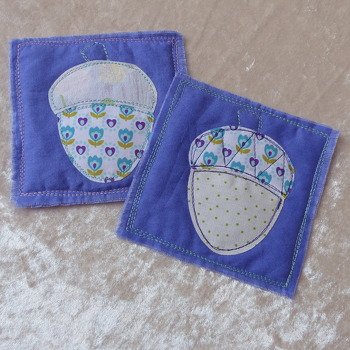 Bei mir gibt es noch immer neues für die Herbstdeko.
Schnell waren meine neue Untersetzer genäht.
Upcycling Tisch- und Bettwäsche