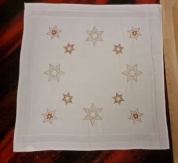 Bei mir ist schon Weihnachten.  Für unseren kleinen Esstisch als Mitteldecke.