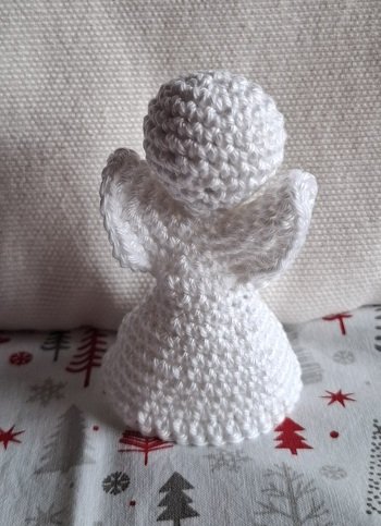 Dieses kleine Engelchen ist, mit der gut beschriebenen Anleitung leicht nach zu arbeiten.