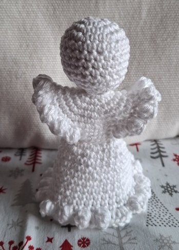 Die Anleitung ist sehr gut geschrieben
und das Engelchen war bei mir in kürze fertig.
Mit dieser Anleitung sollten alle gut zurecht kommen.