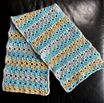 Ein kurzer Resteschal im Cat- Stich Muster.