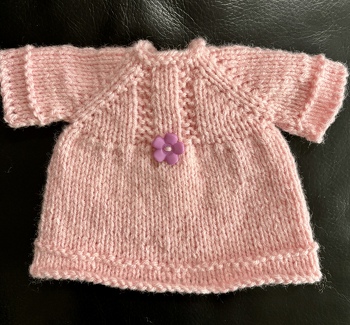 Hier die Vorderseite des Puppenkleidchens.