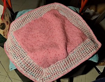 Gemeinschaftsarbeit von meiner ältesten Tochter und mir, es ist ein kleines Deckchen für meine Lilly, as innere strickte ich und den rand hat meine Tochter gehäkelt, denn das kann ich leider auf Grund von Arthrose leider nicht mehr machen.