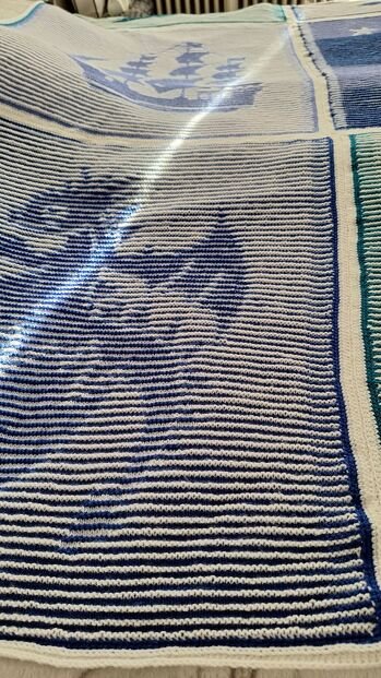 Das ist für Weihnachten, wieder für die Zwillingsenkelkinder, habe über 1 Jahr daran gestrickt. Die Strickanleitungen sind von Ula Lenz und Strick-Faszinationen bei crazzy pattern. Die Decken habe ich einzeln und etwas breiter gestrickt. Danach habe ich sie zusammengehäkelt. Wie Ihr Euch vorstellen könnt, bin ich jetzt froh, dass sie fertig sind! Leider sieht man beide Decken nicht im Ganzen!