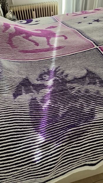 Das ist für Weihnachten, wieder für die Zwillingsenkelkinder, habe über 1 Jahr daran gestrickt. Die Strickanleitungen sind von Ula Lenz und Strick-Faszinationen bei crazzy pattern. Die Decken habe ich einzeln und etwas breiter gestrickt. Danach habe ich sie zusammengehäkelt. Wie Ihr Euch vorstellen könnt, bin ich jetzt froh, dass sie fertig sind!