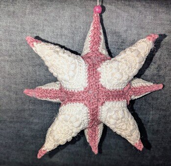 Ein wunderschöner Stern als weihnachtliche Deko.
Die Anleitung ist sehr gut verständlich und in 2 verschiedenen Größen beschrieben.