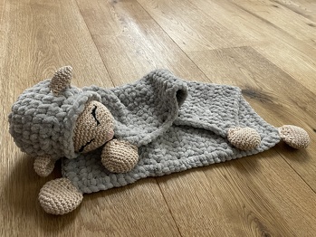 Hat sehr gut geklappt. Am Anfang hatte ich Probleme die Masche zu finden bei der SnuggleWolle.#schnuffeltuch#schaf#snuggle