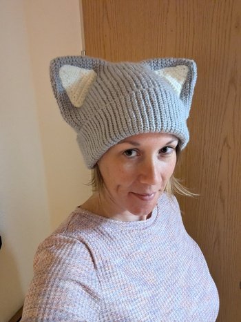 Fuchsohren-Mütze
Meine Tochter hat sich eine Katzenohren-Mütze in grau gewünscht. Für meine Creation hatte ich eine Idee, die jedoch aus der Katzenohren-Mütze eine Fuchsohren-Mütze gemacht hat.
Nicht schlimm 😁 Tochti liebt auch Füchse und ist überglücklich mit der neuen grauen Fuchsohren-Mütze.