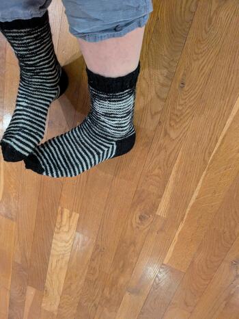 Socken in Schattenstricktechnik nach einer Anleitung von Claudia Wersing.