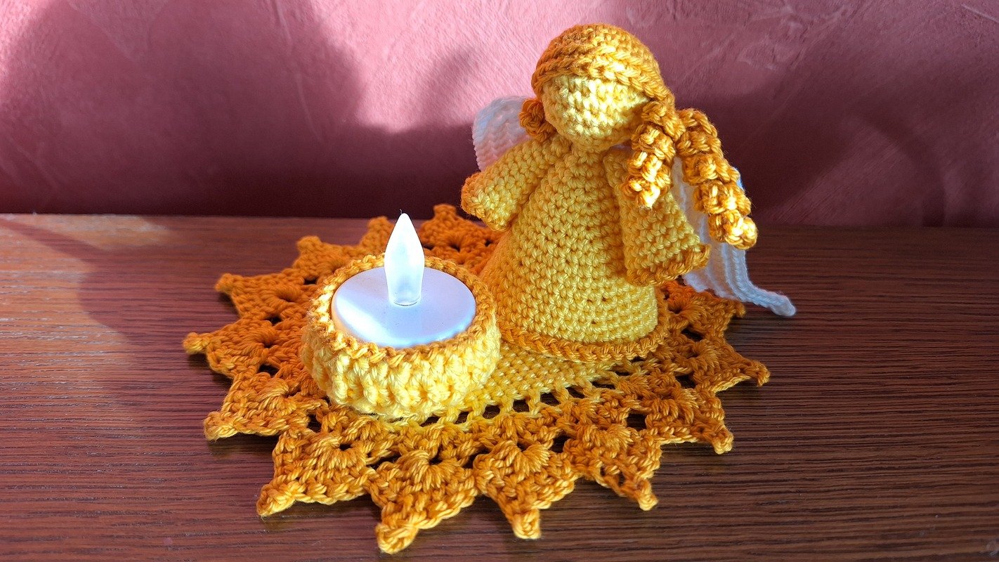 Engel mit Teelichthalter und Deckchen