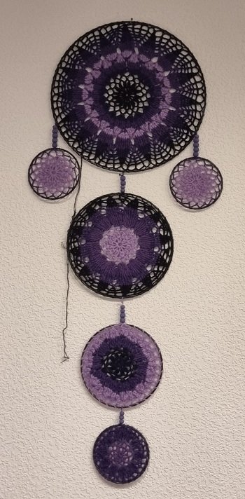 Häkelanleitung  Traumfänger von
AngiDesign. Hab schon verschiede Farbvarianten. Hat super Spaß gemacht.