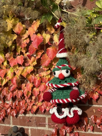 Anschauen und schmunzeln.
Kleine #Weihnachtswichtel ,in den Geschäften, schauen ja alle recht ähnlich aus, oder?!?
Das ist das schöne am Handwerk, z.B. #häkeln. Hier entstehen ganz #individuelle Dinge.
Und er hier ist doch wirklich was #Besonderes, oder??
Mir hat es auf jeden Fall Spaß gemacht, mitzuerleben, wie er nach und nach anhand einer #einfachen-Anleitung entstanden ist.