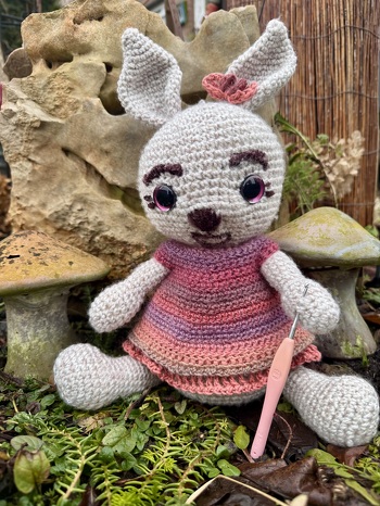 Hasenmädchen zum 🤗 knuddeln 🤗!!!
Die Anleitung ist leicht verständlich.
Anfänger geeignet und es macht Freude, das Häschen nach und nach fertig zu stellen.
Ich war nie an einem Punkt, wo ich aufgeben wollte. Wirklich zu empfehlen.