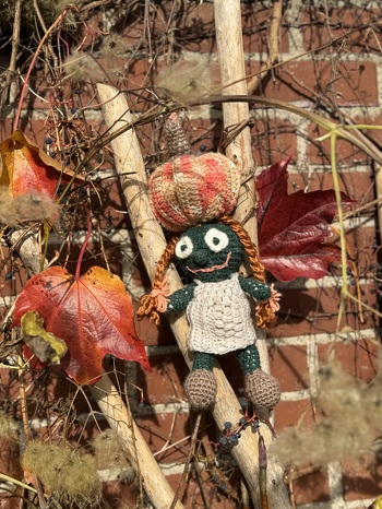 Dieses#Wichtel-Mädchen ist kurze Zeit nach seiner Fertigstellung schon an eine Freundin weiter gewandert, da diese ist „zu schön“ fand.
Aber recht hat sie ja und die Anleitung war mal wieder #einfach nachzuarbeiten. Ich kann sie nur empfehlen, auch für Anfänger.